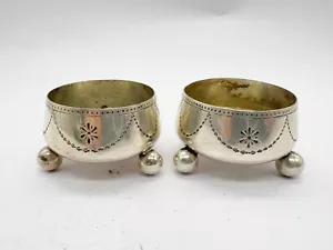 ANTIQUE / VINTAGE PAIR OF SILVERPLATE FOOTED SALTS CELLARS MUSTARD POTS TABLE - Picture 1 of 9