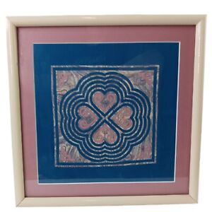 Aiguille design design encadrée art textile Hmong Pandau tissu fleur rose bleu