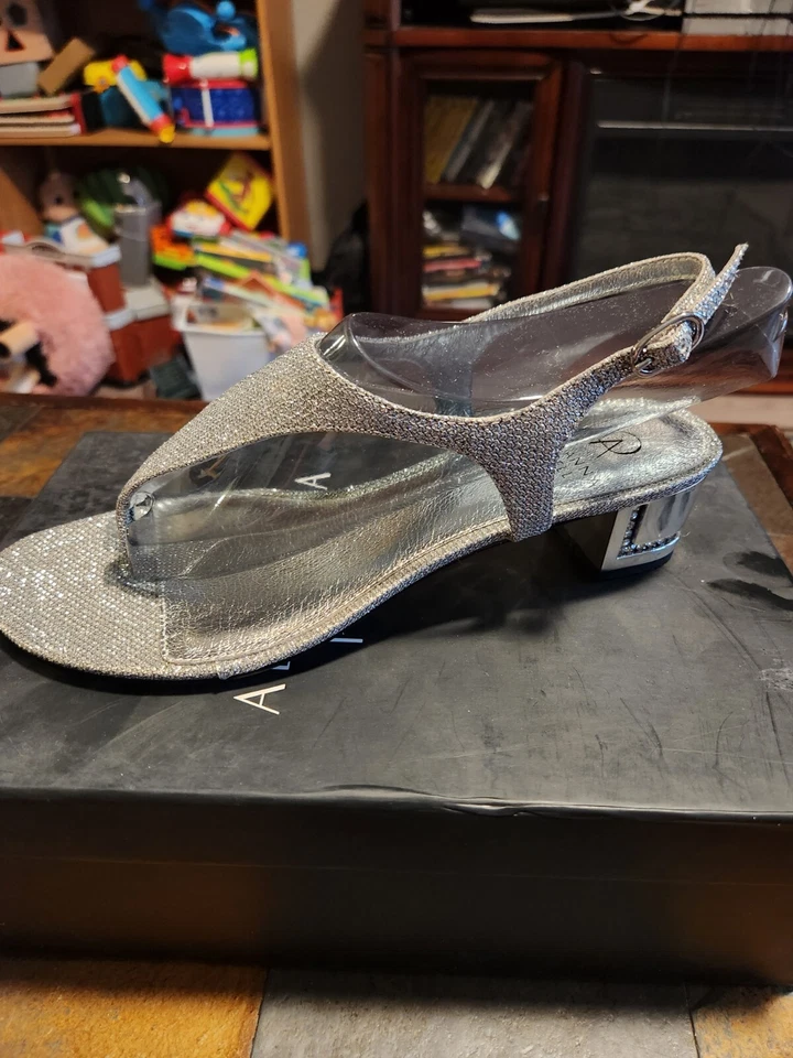 Zapato de Tacón Adrianna Papell Cassidy Plateado Jimmy Net Talla 8.5 Nuevo En Caja Precio de Venta sugerido por el fabricante $125 Foto 1 de 4