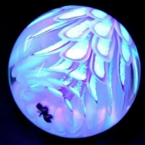 DENIZ DIVLELI GLASS MARBLE-RARE BLUE UV-PINK/LAVENDER FLOWER W/BUTTERFLY MILLE - Picture 1 of 4