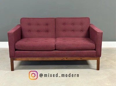 Sofá loveseat de nogal y púrpura Foto 1 de 4