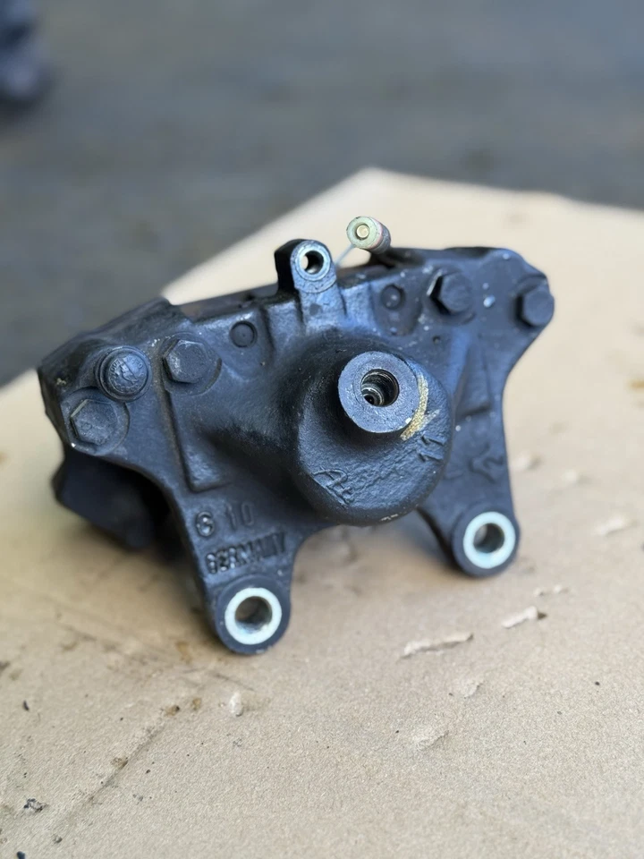 94-98 MERCEDES R129 SL500 BRAKE CALIPER REAR LEFT OR REAR RIGHT  - Image 1 of 4