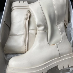 Fashion Nova Nude Big Moves Chelsea Lug Sole Knee High Boots Size 8 with box - Picture 1 of 3
