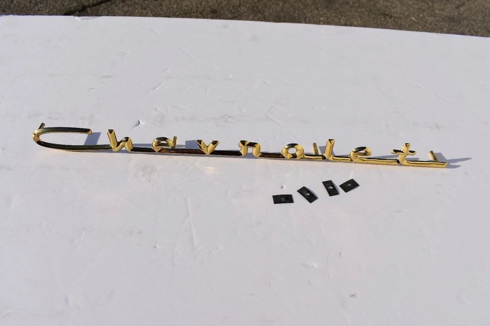 Chevy Chevrolet Bel Air 1957 57 V8 capó maletero emblema dorado escritura, clip de fijación Foto 1 de 1