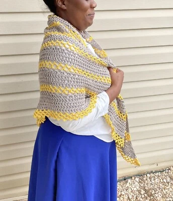 Lacy Crochet Shawl Gray and Yellow Large Triangle Wrap Mesh Lace Cotton Prayer - Imagem 1 de 4