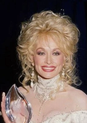 Pelucas de cabello sintético ondulado dorado capas femeninas desordenadas Dolly Parton peinado Foto 1 de 4