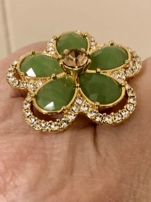 Anillo Joan Rivers tono dorado brillante cinco pétalos en forma de pera pavé talla 6  Foto 1 de 4