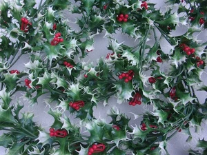 8 ft Vintage Plastic Holly & Berry Christmas Garland Greenery - Picture 1 of 5