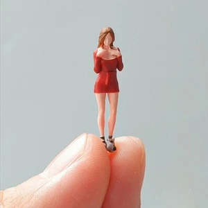 1:64 Scale Hip Skirt Girl Figure Movie Props Desktop Ornament Trains - Picture 1 of 5