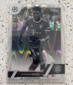 Topps Chrome Alphonso Davies - 2022-23 UCC - Black & White Raywave Bayern München - Bild 1 von 2
