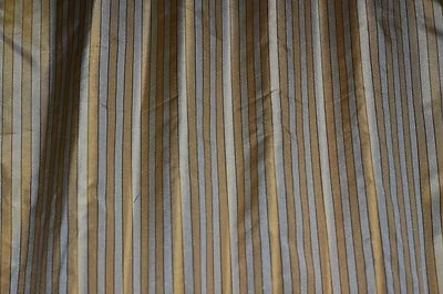 Rayas verticales gris/oliva sobre tafetán 100 % seda, 54" de ancho, por yarda (SD-723B) Foto 1 de 3