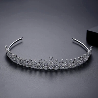 Banda para el cabello de mujer enchapada en oro súper flash corona circonita blanca para banquete Foto 1 de 4