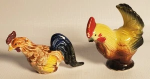 Vintage Rooster Salt and Pepper MISMATCHED Handpainted 3" and 2" 1950s   A40 - Imagen 1 de 4