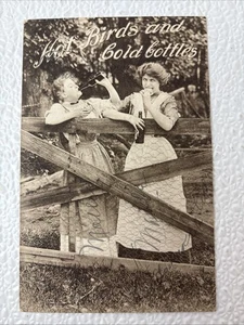 Postkarte mit geteilter Rückseite um 1910 heiße Vögel & kalte Flaschen 2 Mädchen trinken - Bild 1 von 2