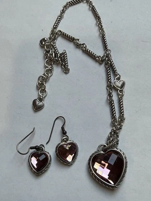 JUEGO DE PENDIENTES COLLAR CRISTAL CORAZÓN PRECIOSO BRIGHTON PRECIO DE VENTA SUGERIDO POR EL FABRICANTE $254 Foto 1 de 4