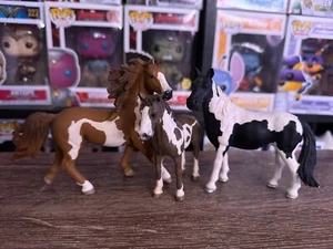 Schleich Pinto Set of 3 - Stallion 13794, Mare 13795, Yearling 13695 - Picture 1 of 7