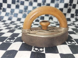 Antiguo mango de madera de hierro de encaje de hierro pequeño triste victoriano vintage - Imagen 1 de 2