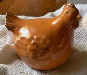 Used Look Keramik hockendes Huhn Figur - Bild 1 von 7