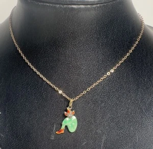 Ciondolo pixie portafortuna vintage in argento e smalto su catena leggera in oro 9 ct - Foto 1 di 12