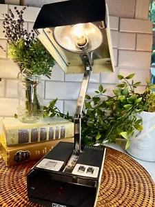 Lampada Sveglia Scrivania Cosmo Time, Modello 5500A, Testata/Funzionante, Vintage Leggi - Foto 1 di 19