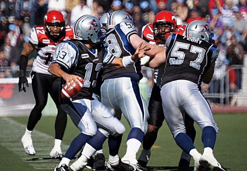 Foto colorida 8 X 10 CFL Montreal Alouettes HOF QB Anthony Calvillo jogo ação  - Imagem 1 de 1