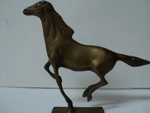 SCHÖNE MASSIVE MESSING FIGUR TRETENDES PFERD - Bild 1 von 8
