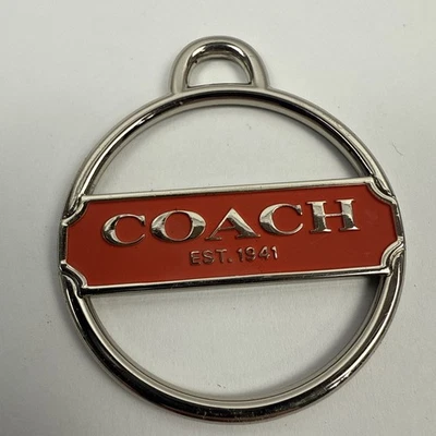 Llavero redondo o monedero con logotipo COACH esmalte rojo tono plata etiqueta colgante Foto 1 de 2