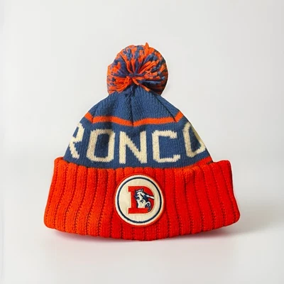 Gorro Mitchell & Ness Denver Broncos tejido para hombre talla única azul naranja deletreado Foto 1 de 4