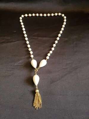 Collar Vintage Cuentas Lucite Facetadas Individualmente Borla 26" Tono Blanco y Dorado Foto 1 de 4