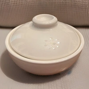 "Cazuela individual Pottery Barn Sicilia beige cerámica con tapa 5 3/8"" Portugal" - Imagen 1 de 4