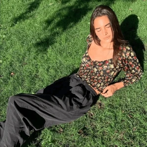 Urban Outfitters gesmokte Langarmbluse mit Blumenmuster schwarz Damengröße Large - Bild 1 von 9