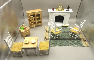 1:12 De Colección Miniatura Casa de Muñecas SALA DE ESTAR con Rincón de Desayuno Reloj Chimenea Alfombra - Imagen 1 de 24