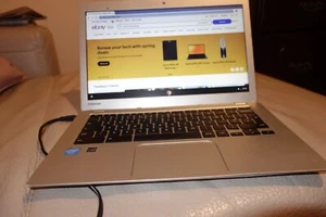 Toshiba CB30-B-103 13.3" Chromebook Chrome OS 16GB SSD 4GB RAM Laptop - Picture 1 of 18