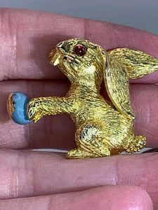 Easter Bunny w Easter Egg Red Rhinestone Eye GERRYS Vintage Gold Brooch M-2858 - Picture 1 of 4