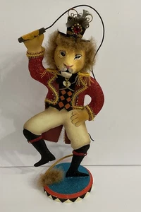 Pier 1 circo incantato maestro dell'anello leone domatore scultura in metallo Halloween - Foto 1 di 9