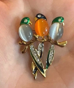 Vintage SETA Papageien goldfarbene Brosche Anstecknadel orange grün blau Strass 1,5" - Bild 1 von 7