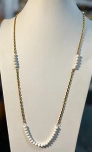 Collana catena vintage con perle bianche tono oro lucido - Foto 1 di 6