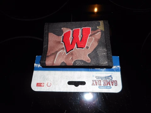 NEW MEN'S WISCONSIN BADGERS CAMAFLAUGE TRIFOLD EMBROIDERED WALLET Cover