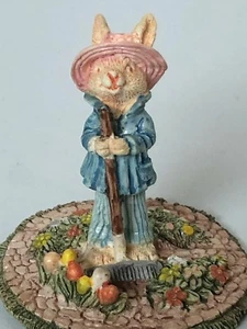 vintage mini 2" Gardening Farmer Bunny Rabbit resin figurine Easter Spring decor - Picture 1 of 7