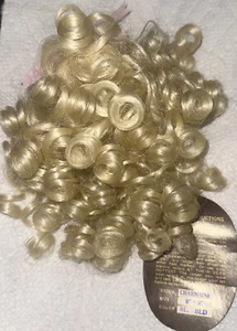 Monique Puppenperücke CHARMAINE Größe 8”-9” Farbe BL blond lockiges Haar mit Pony - Bild 1 von 5