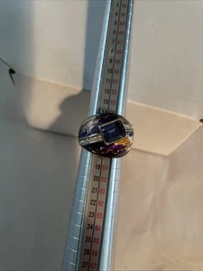 Splendido anello con strass a cupola tono argento viola dipinto ad olio misura 7,5 - Foto 1 di 10