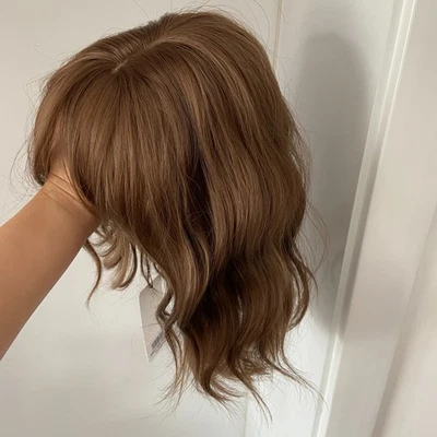 Pelucas de cabello sintéticas cortas onduladas marrones resaltadas con flequillo para mujeres suaves naturales Foto 1 de 4