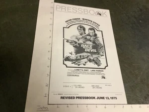 Oringal Pressbook: 1975 RACE with the DEVIL w/ Peter Fonda, Warren Oates - Picture 1 of 7