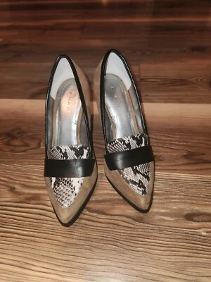 Zapatos de salón Tahari Aimee de gamuza con estampado animal talla 6 Foto 1 de 4