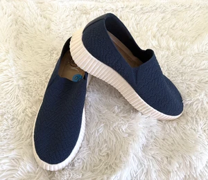 White Mountain Women's Size 10 Sneakers Slip on Shoes Blue New - Picture 1 of 5