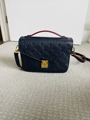 Bolso sin asas Louis Vuitton Pochette Metis de cuero marino Foto 1 de 4