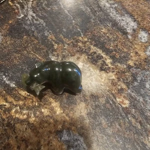 Insolito orso di giada in nefrite intagliato vintage con pesce figura - Foto 1 di 4