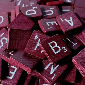 Original 1987 SCRABBLE DELUXE Buchstaben Fliesen, dunkelrot/braun Ersatz Vintage Stücke - Bild 1 von 1