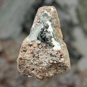 FERROPARGASITA GRANATE - La Cala, Huelva - ESPAÑA MINERAL COLECCION 8x5x5cm K14 - Imagen 1 de 8