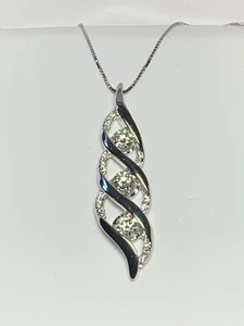 Collar colgante Helzberg diamantes torcidos (5/8 ct. t.w.) Oro Blanco 14k - Imagen 1 de 7